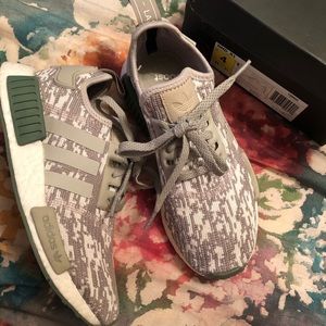 ✨ LMTD EDITION ✨ Adidas NMD R1 Sesame - New